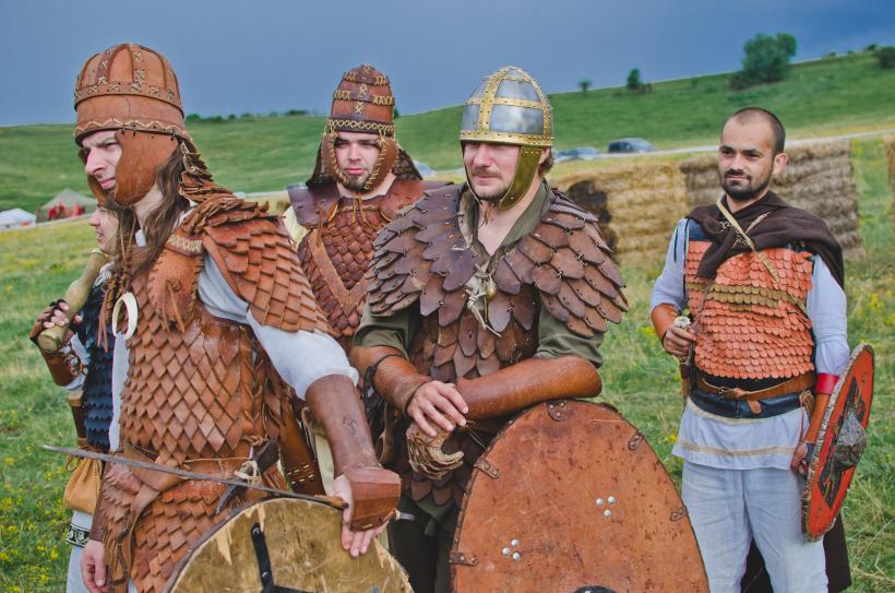 Sute de persoane reconstituie luptele dintre daci şi romani la Festivalul Dac Fest