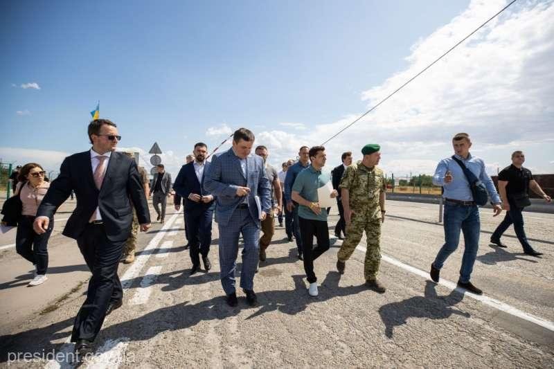 Președintele Ucrainei a vizitat granița administrativă cu Crimeea anexată de Rusia