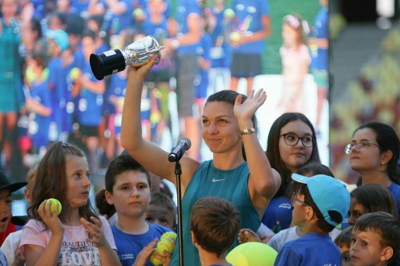 Simona Halep se întoarce în România cu trofeul de la Wimbledon