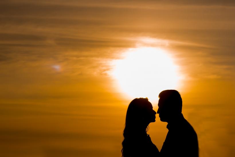 Psiholog român dezvăluie: Cuplurile fericite NU se “etalează” pe Facebook