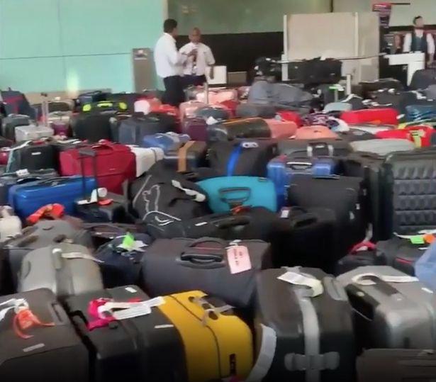 FOTO. Haos pe Aeroportul Heathrow: Pasagerii au fost nevoiți să-și abandoneze bagajele
