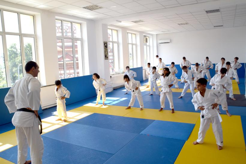 FOTO + VIDEO. Copii instituționalizați, îndrumați spre judo