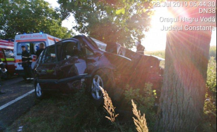 Accident GRAV în Constanța. O mașină s-a izbit de un copac. Un mort şi doi răniţi 