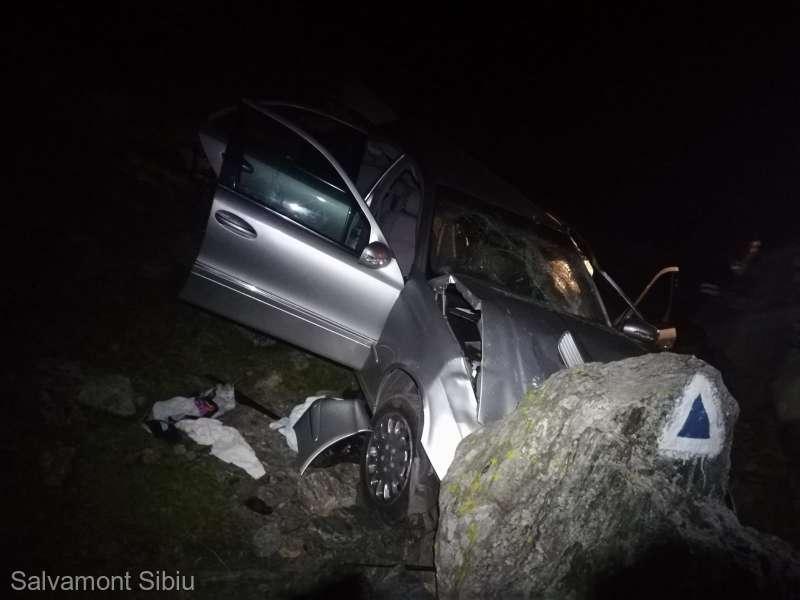 Accident GRAV pe Transfăgărăşan. O maşină s-a răsturnat într-o prăpastie. Cinci persoane au fost rănite