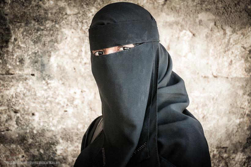 Majoritatea germanilor susţin o interzicere a portului burqa