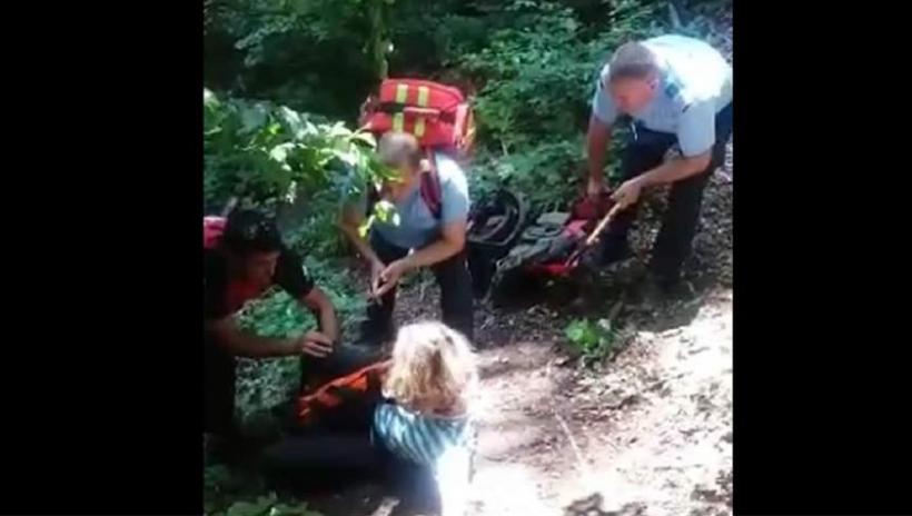 Turistă salvată cu greu de pe traseul montan, după ce a căzut într-o râpă
