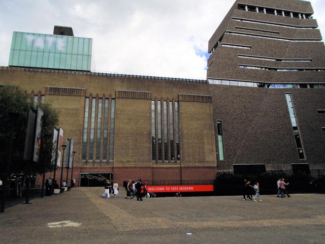 Un copil, în vârstă de 6 ani, a fost aruncat de la etajul 10 al unei galerii de artă din Londra