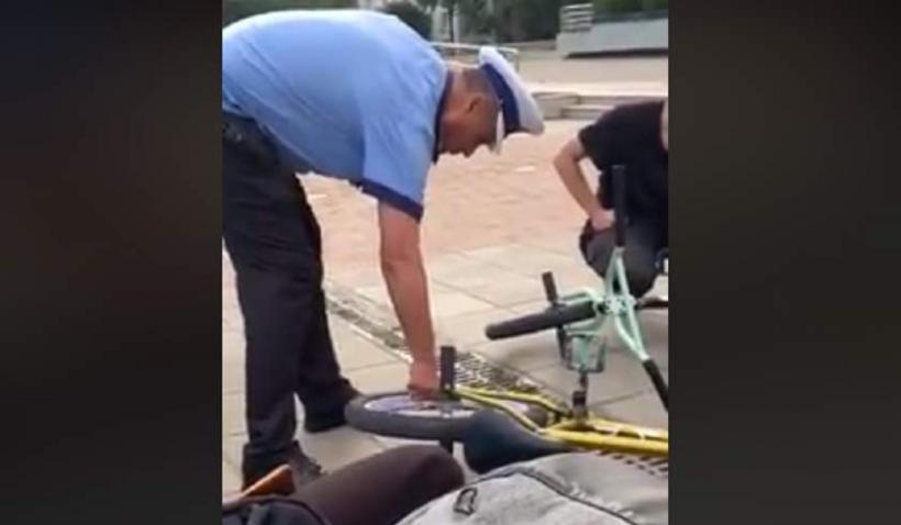 Poliţiştii din Iaşi care au dezumflat roţile unor biciclete, anchetaţi