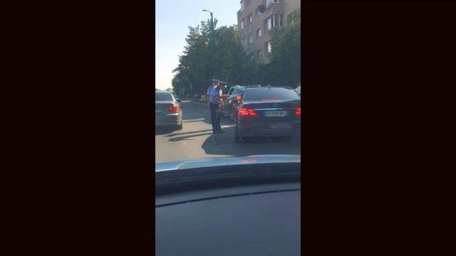 VIDEO. Limuzine de lux au blocat în repetate rânduri traficul din Timisoara că să treaca un alai 