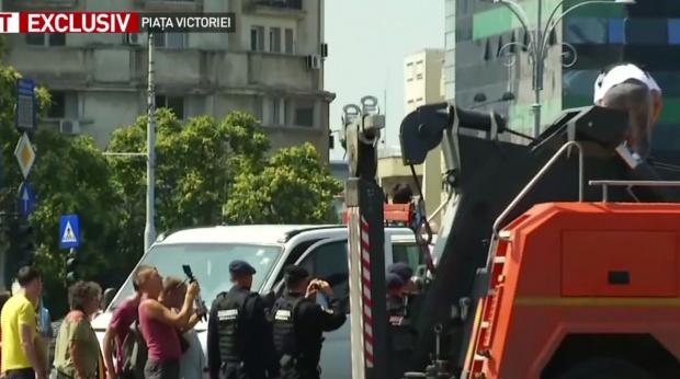 Incident în Piața Victoriei: Un protestatar s-a legat cu lanțuri de mașina Primăriei