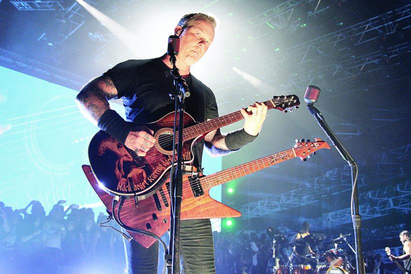 Liderul trupei Metallica foloseşte pe scenă chitare pirografiate de un român
