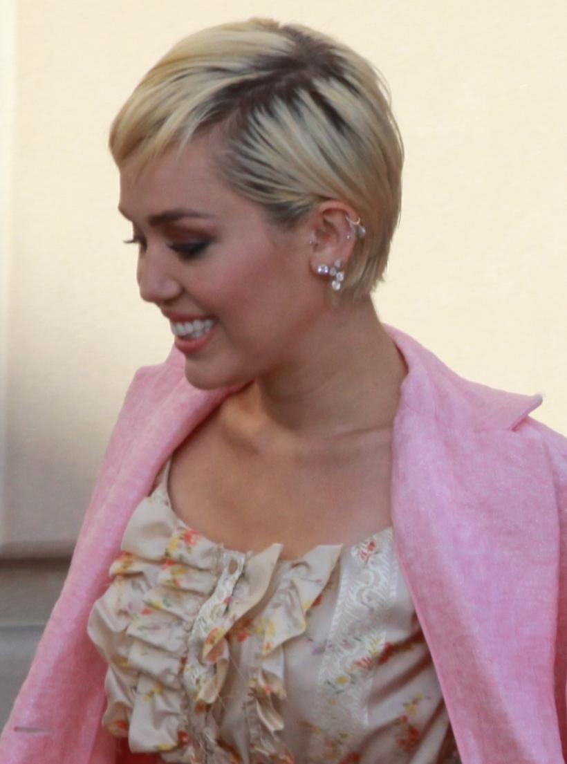 Miley Cyrus a ieșit în oraș cu noua sa parteneră, la câteva ore după ce a anunțat că a divorțat de Liam Hemsworth