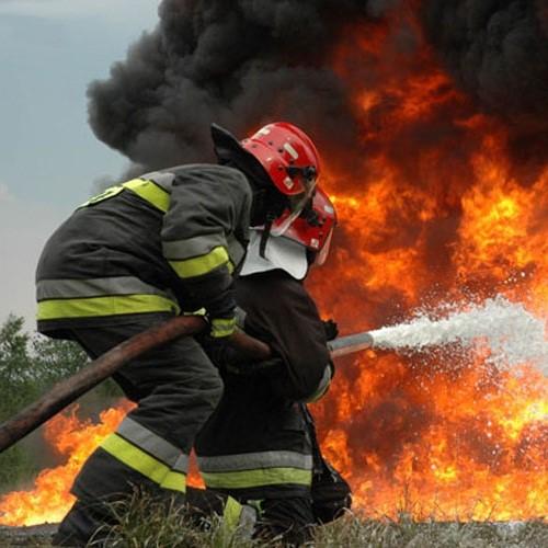 Olt: ISU a suplimentat forţele de intervenţie pentru stingerea incendiului de la o groapă de gunoi din Caracal