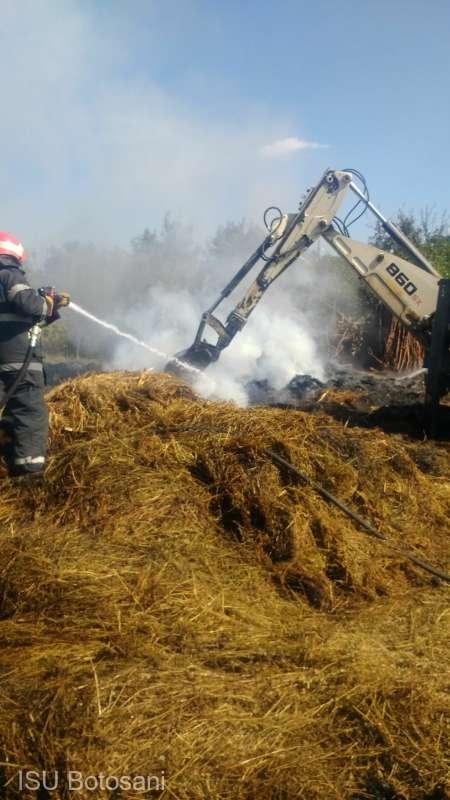 Botoşani: Pompierii intervin de peste patru ore pentru stingerea unui incendiu la un depozit de furaje