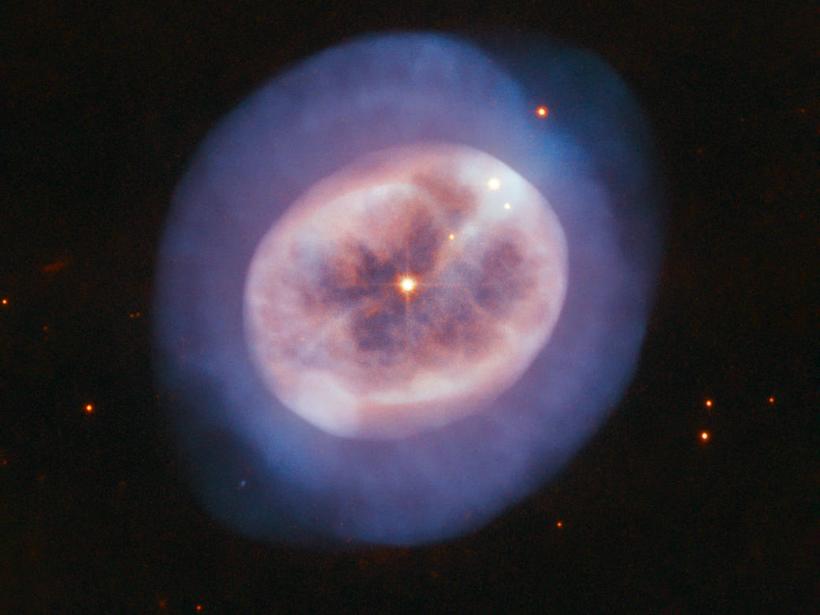 Nebuloasa planetară NGC 2022, observată de telescopul Hubble