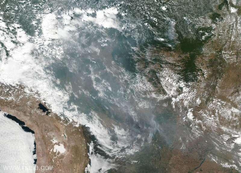 Norii de fum rezultaţi din incendiile de pădure din Brazilia, fotografiaţi din satelit
