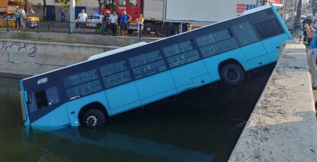 UPDATE. Autobuzul STB a fost scos din Dâmbovița