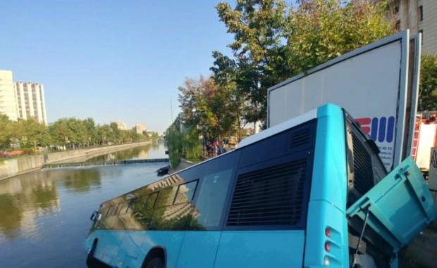 Verificări la STB după ce un autobuz a căzut în Dâmbovița