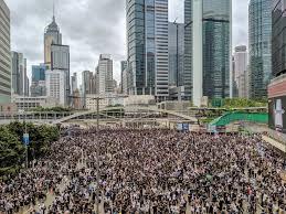 Hong Kong: Sute de manifestaţi prodemocraţie încearcă să blocheze drumul spre aeroport