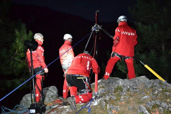 Salvamontiştii din Sibiu şi Argeş au ajutat un turist accidentat în munţii Făgăraş, pe traseul Moldoveanu - Bâlea Lac