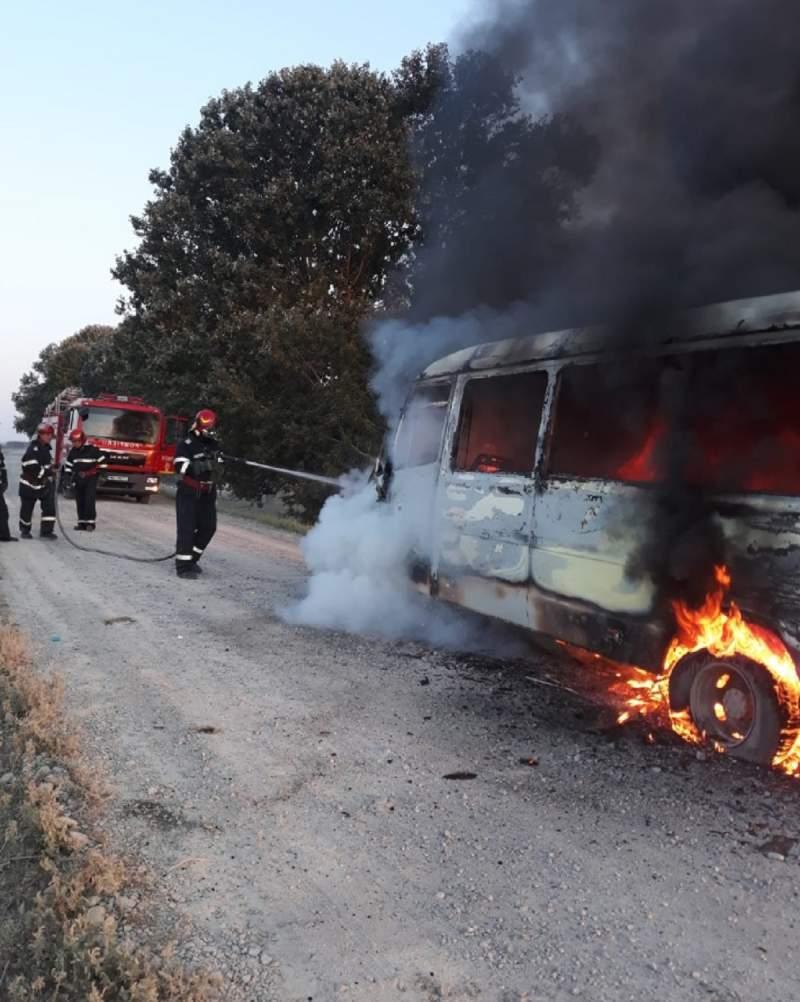 Un microbuz plin cu călători a luat foc în Tulcea, în această dimineață