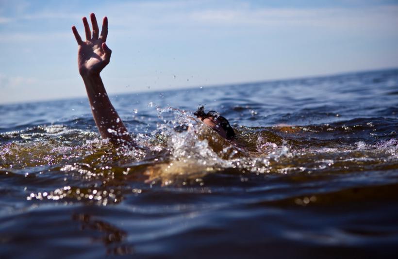 Un bărbat s-a înecat în timp ce încerca să traverseze Oltul înot, în zona unui baraj