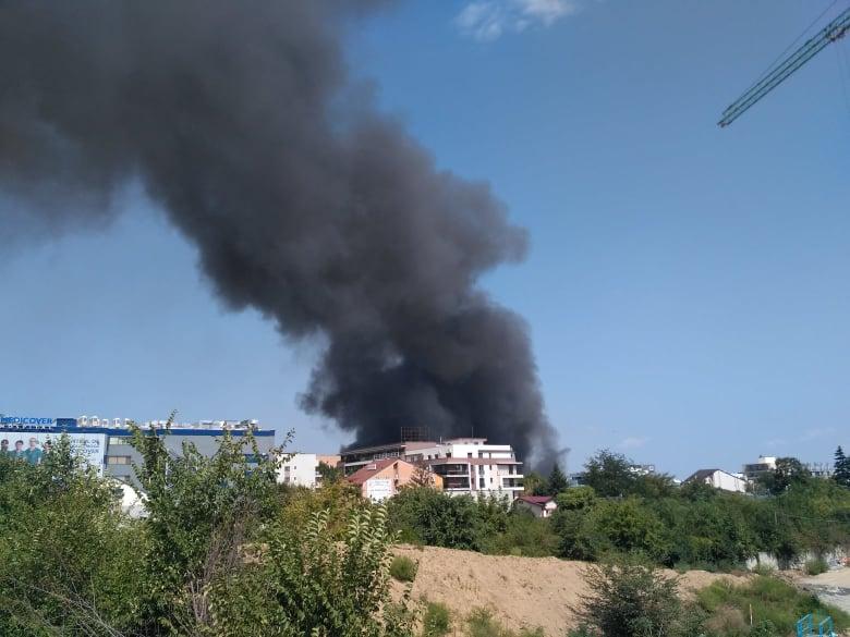 Focșani: 15 persoane au fost evacuate dintr-o clădire în flăcări