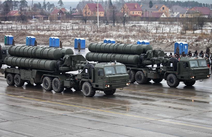 Rusia își extinde sistemele de apărare antiaeriană S-400 în Arctica