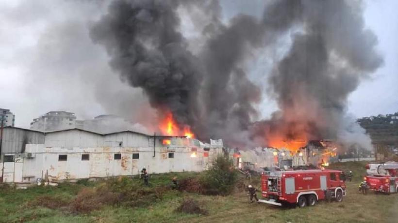 Incendiu puternic lângă Cluj Napoca! Pompierii au intervenit cu 6 autospeciale