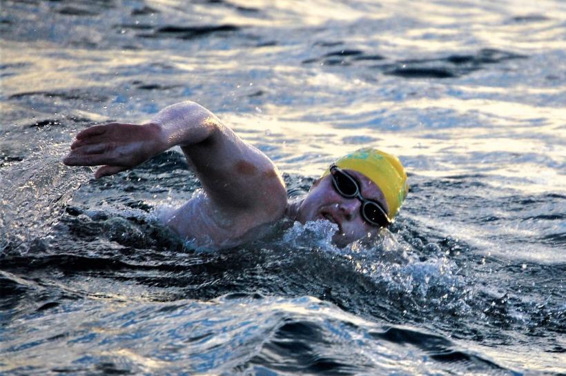 O supraviețuitoare a cancerului, prima persoană care a traversat înot Canalul Mânecii de patru ori, fără oprire