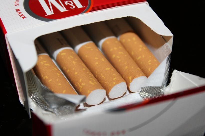 Interzicerea expunerii țigaretelor la raft distruge micii comercianți