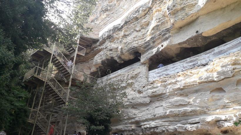 Mănăstirea Aladzha, cea mai „populară” dintre bisericile săpate în piatră