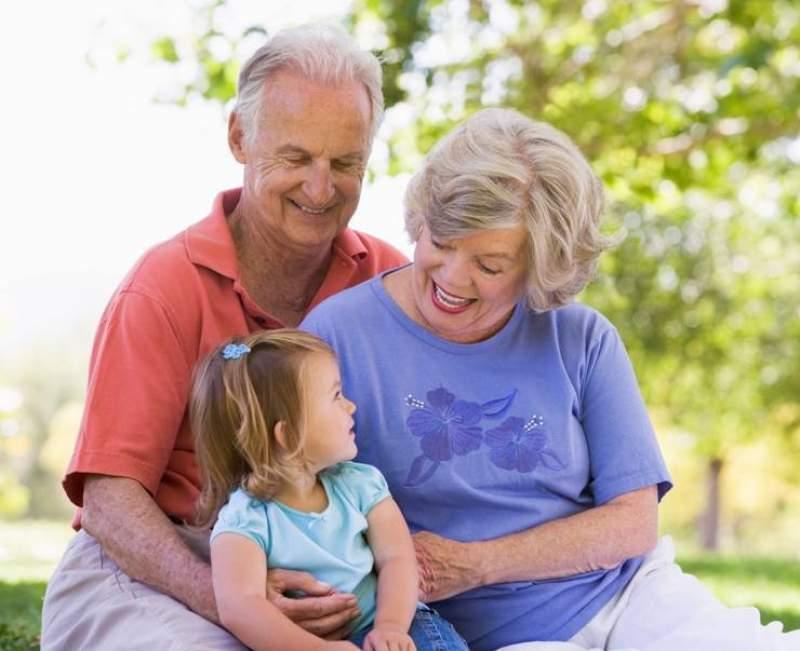 Veşti excelente: Bunicii care au grijă de nepoţi ar putea primi bani de la stat