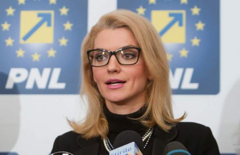 Alina Gorghiu face apel la parlamentarii semnatari ai moţiunii de cenzură să nu cedeze presiunilor PSD