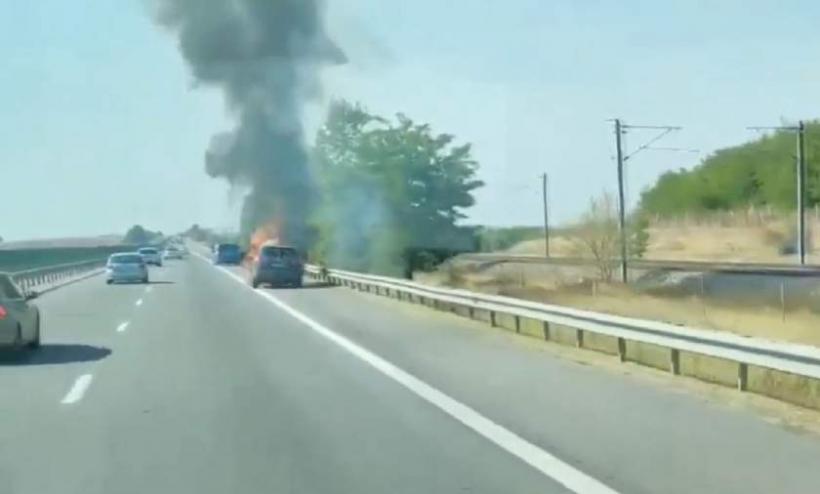 O mașină a luat foc pe Autostrada Soarelui, sensul către București