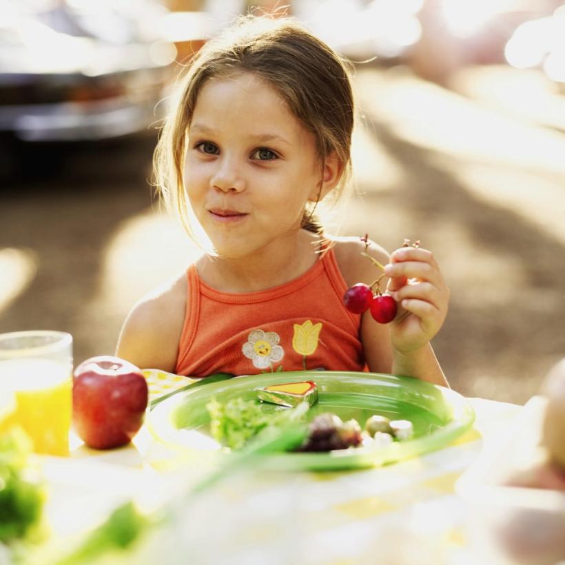 Cum îţi convingi copilul să mănânce fructe şi legume