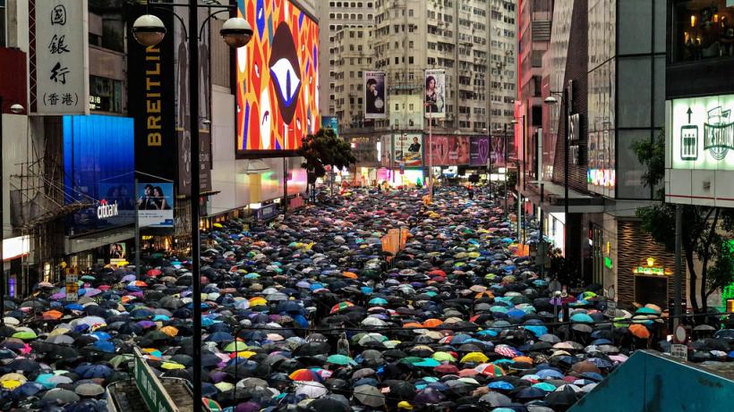 Hong Kong vrea să interzică purtarea de măşti în timpul manifestaţiilor 
