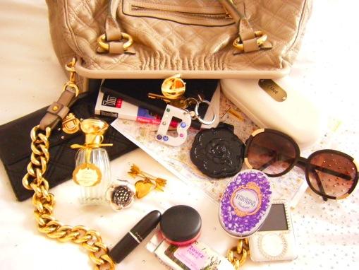 Top 10 lucruri pe care o femeie trebuie sa le aiba intotdeauna in geanta