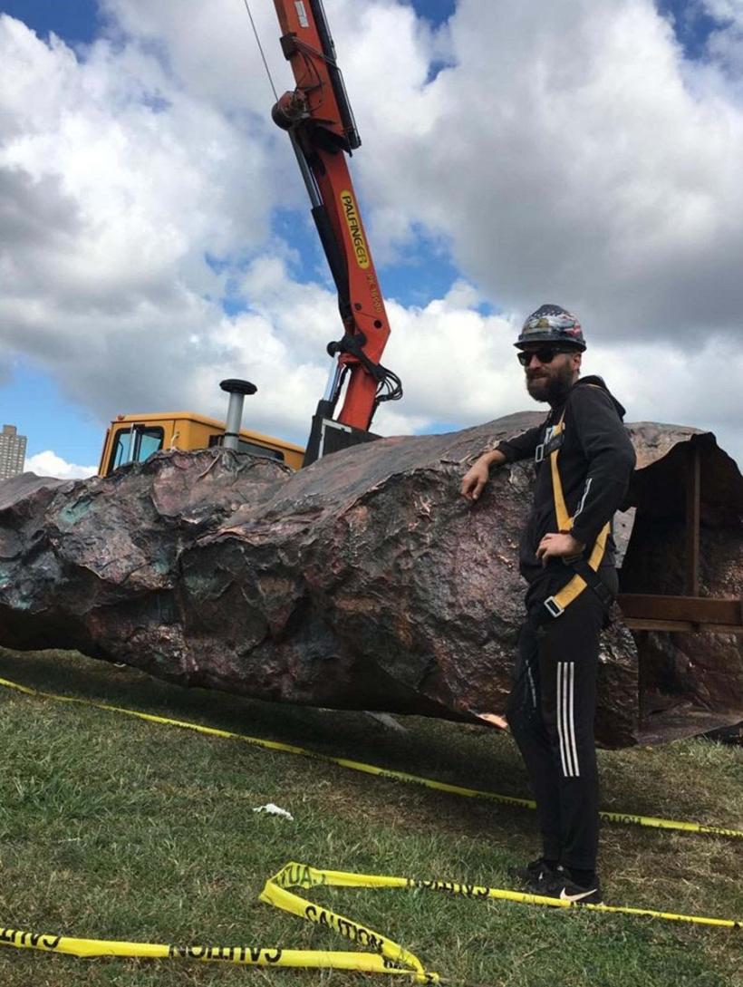 „Meteoritul” sculptorului Marius Riţiu se prăbuşeşte tocmai la New York