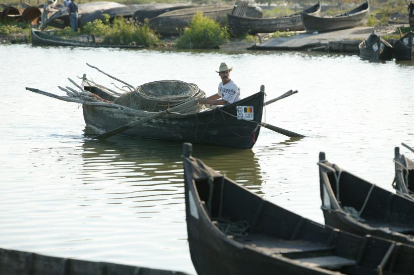 Un bărbat a murit după ce a căzut din barca cu care mergea la pescuit, în Deltă