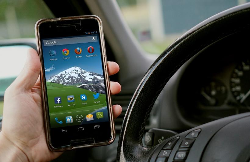 De astăzi se aplică noile sancțiuni pentru șoferii care folosesc dispozitive electronice
