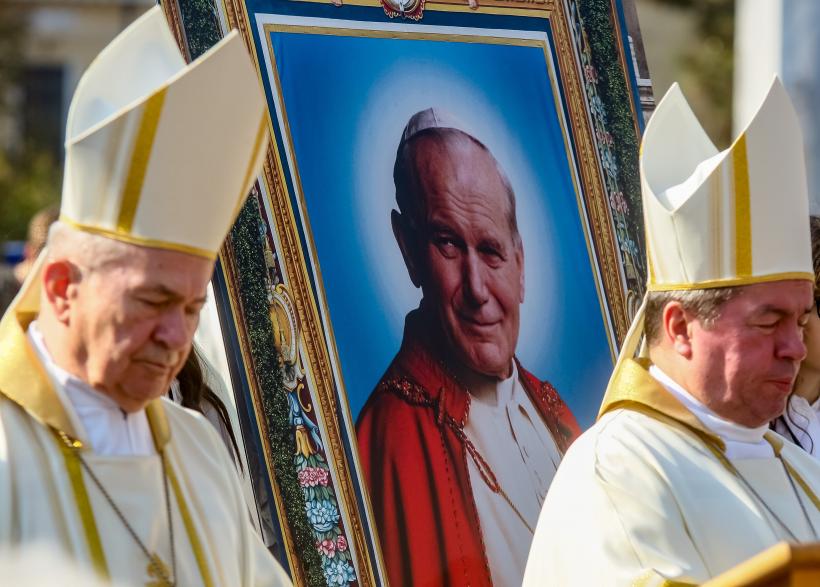 GALERIE FOTO. Relicva Sfântului Papă Ioan Paul al II-lea, purtată în procesiune pe străzile Capitalei