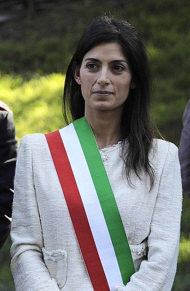 Italia: Sute de manifestanţi cer demisia primarului Virginia Raggi