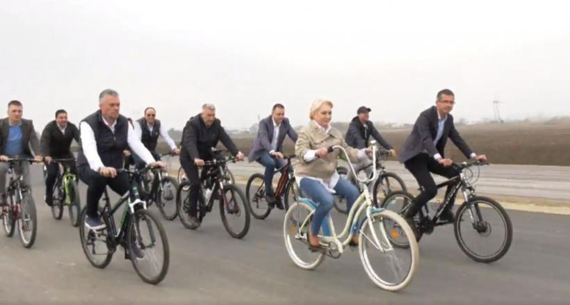 Viorica Dăncilă, pe bicicletă la inaugurarea primilor kilometri de autostradă din Moldova