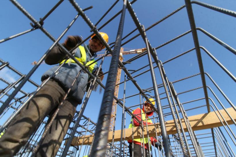 Statul trimite constructorii la bănci pentru creşterea salariilor