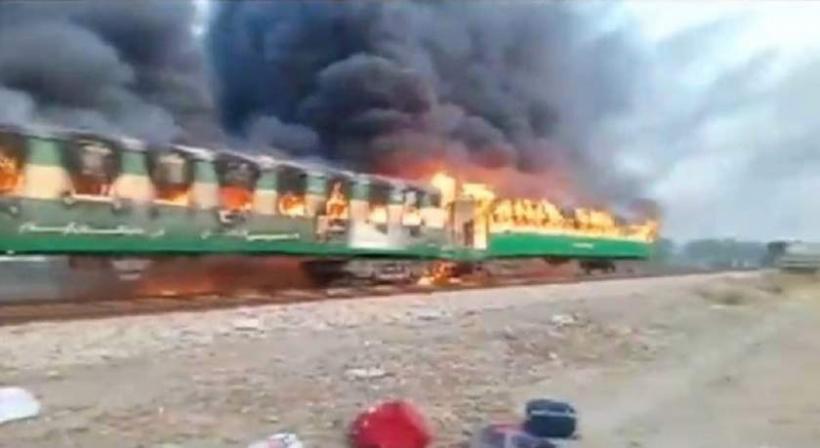 Tragedie feroviară. 65 de oameni au murit după ce o butelie de gaz pentru gătit a explodat într-un tren de pasageri