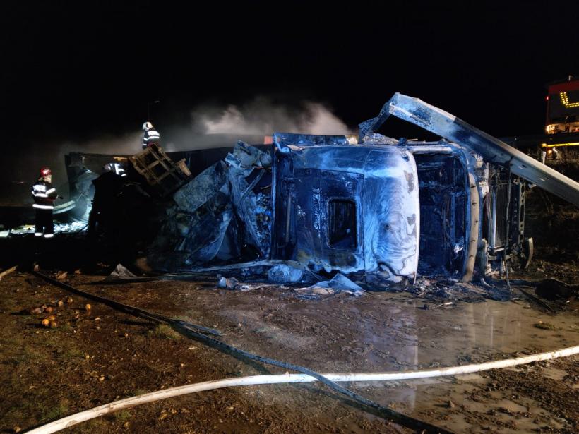 VIDEO Un tir încărcat cu pui congelaţi a luat foc după ce s-a răsturnat la ieşirea de pe autostrada A2 către A4, lângă Ovidiu