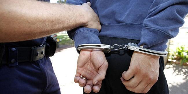 Tânăr înarmat cu cuţite, arestat după ce a hărţuit două adolescente, în Botoșani