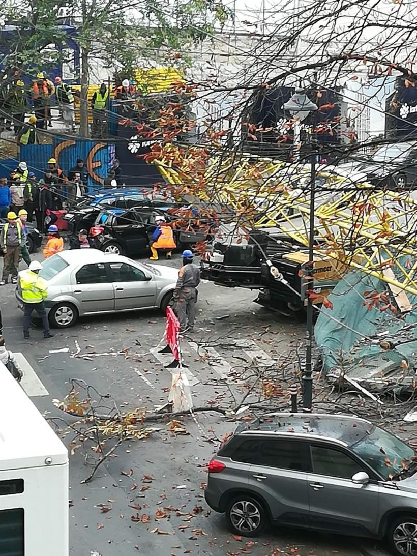 UPDATE: Tragedie în Bucureşti. Braţul unei macarale s-a prăbuşit peste o maşină în trafic. Bărbatul încarcerat transportat la Spitalul Universitar