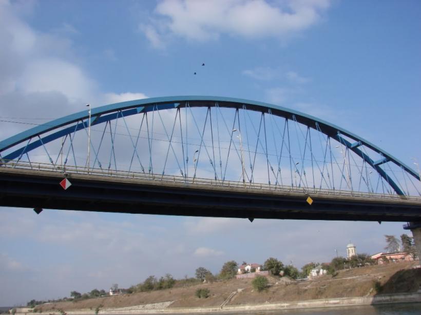 Un poliţist din Constanța a reuşit să salveze un tânăr în momentul în care s-a aruncat de pe un pod